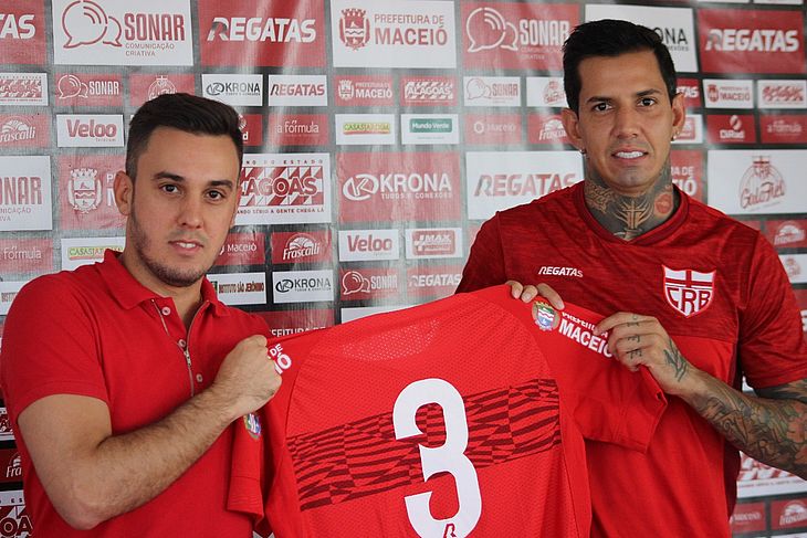 Thiago Paes (vice de futebol) ao lado do zagueiro Victor Ramos