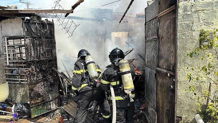 Incêndio atinge residência com materiais acumulados no Jacintinho