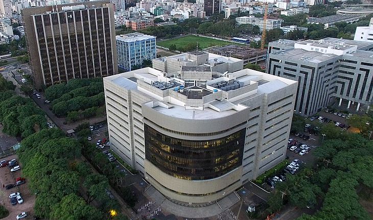 Imagem aérea da fachada do prédio do TRF4 em Porto Alegre. 