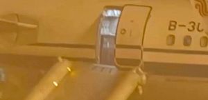 Passageira abre porta de emergência de avião achando que era o banheiro, e voo é cancelado