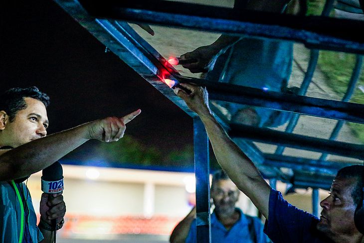 Técnico de rádio faz teste na estrutura após a partida disputada por CSA e Paysandu