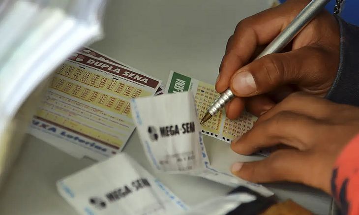 Sorteado no último sábado, 10, em São Paulo, o concurso 2760 da Mega-Sena acumulou novamente e deve pagar cerca de R$ 43 milhões nesta terça-feira, 13