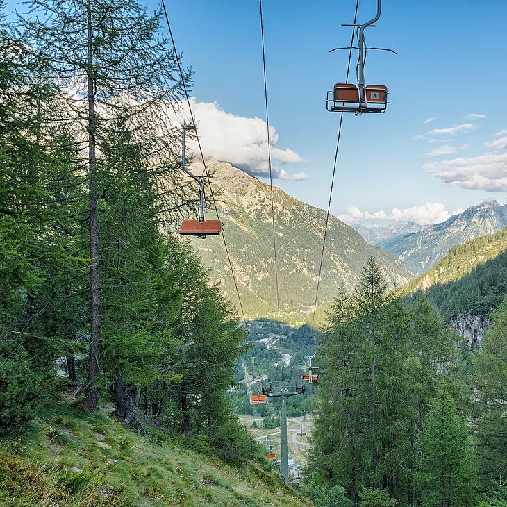 Uma mulher italiana, de 41 anos, que estava de férias com a família em Calasca Castiglione, nos Alpes Italianos, morreu após suas roupas ficaram presas em um teleférico na última quinta-feira, 4