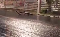 Ciclista morre após perder controle em ladeira durante chuva e bater em calçada, em Maceió