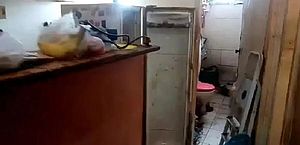 Mulher presa por esconder corpo em geladeira por 7 anos deixa prisão em SE