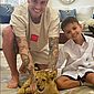 Ex-Corinthians leva leão para brincar com filho, mas nega compra de animal