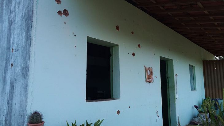 Casa onde ocorreu a operação ficou com as marcas de tiros