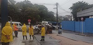 Asfalto cede e caminhão afunda em rua do Farol; via é interditada e não há previsão de liberação