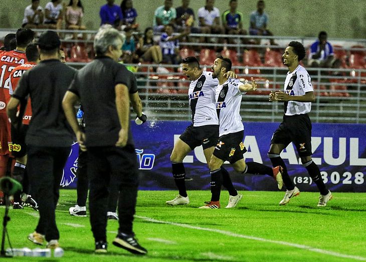 Matheus Vargas empurrou para o gol do CSA logo no primeiro minuto da partida