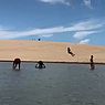 Vídeo: cabo de aço rompe e homem cai de tirolesa em praia, no litoral do Ceará