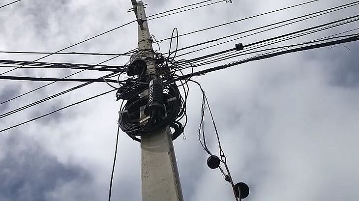 Ação busca evitar riscos de acidentes em virtude do acúmulo de fios nos postes