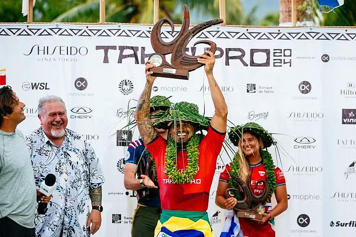 O surfista brasileiro Italo Ferreira campeão em Teahupoo
