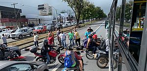 Motoristas de aplicativo bloqueiam a Avenida Fernandes Lima para cobrar mais segurança 
