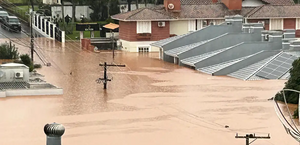 Sobe para 90 o número de mortos após enchentes que atingem o Rio Grande do Sul 