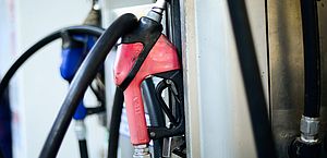 Redução no preço do litro da gasolina começa a valer nesta terça-feira (16)