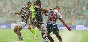 Bahia vira sobre o Flu e vence a 1ª no Brasileiro em jogo paralisado pela chuva