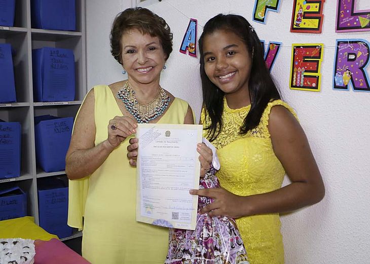 Juíza Ana Florinda entrega certidão de nascimento à adolescente Ana Alice Vieira 