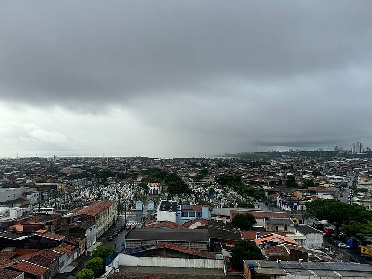 Céu nublado no bairro do Prado, em Maceió