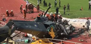 Helicópteros batem no ar e 10 morrem; vídeo mostra momento exato do acidente
