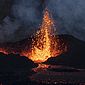 Vulcão em erupção na Indonésia provoca alerta de tsunami e fecha aeroporto