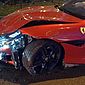 Esposa de jogador brasileiro bate Ferrari avaliada em mais de R$ 1 milhão