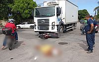 Vídeo: duas pessoas ficam feridas após acidente entre caminhão e moto, no Pinheiro