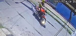 VÍDEO: homem invade casa com portão entreaberto e furta motocicleta no Prado