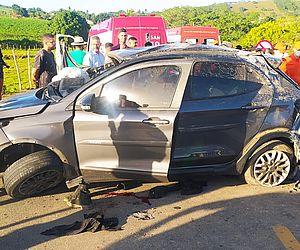 Vídeo e fotos: duas pessoas morrem após batida entre carro e moto no interior de Alagoas