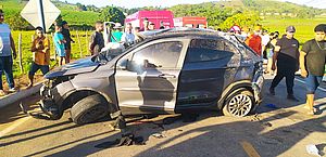 Vídeo e fotos: duas pessoas morrem após batida entre carro e moto no interior de Alagoas