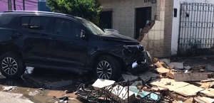 Acidente entre carro e viatura da Polícia Civil deixa feridos na Avenida Gustavo Paiva 