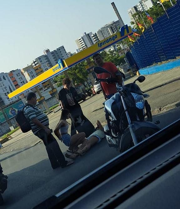 Uma mulher ficou ferida e estava no chão da avenida