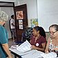 Junto ao filho e dirigentes do partido, Lenilda Luna, candidata à prefeitura, vota em Maceió