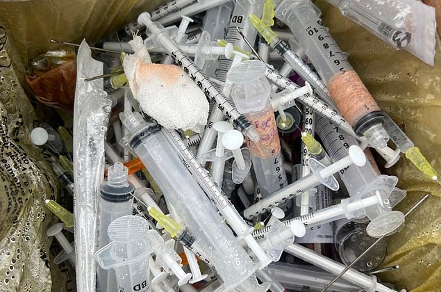 Vigilância Sanitária recolhe lixo hospitalar que foi descartado em via pública em Maceió 