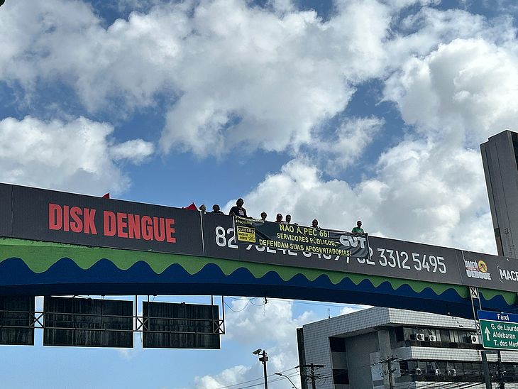 O protesto contra a PEC 66 não está afetando o trânsito na Avenida Fernandes Lima