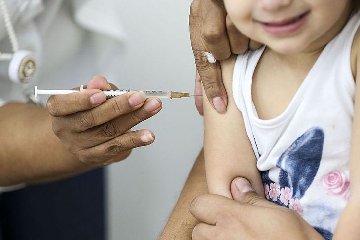 Menores de 15 anos têm até o dia 30 para procurar unidades de saúde e atualizar a carteira de vacinação
