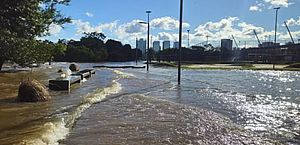 Guaíba transborda e orla de Porto Alegre é invadida pela água